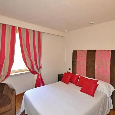Sleeps 20 Pool Air Con Wifi * グッビオ